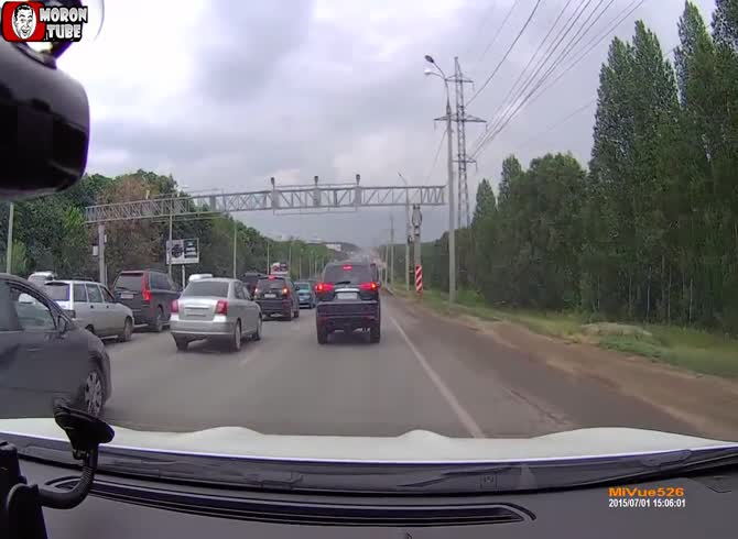 Video :To escape traffic bottlenecks, he is willing to do anything it takes